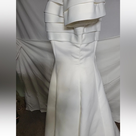 Elegant White Pleated Dress - Picture 3 of 16